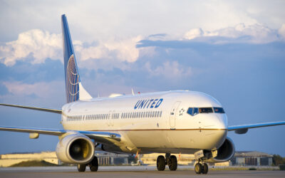 United Airlines Boeing 737 on taxiway at IAH